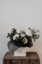 Charger l&#39;image dans la galerie, Arrangement floral - Vase de verre
